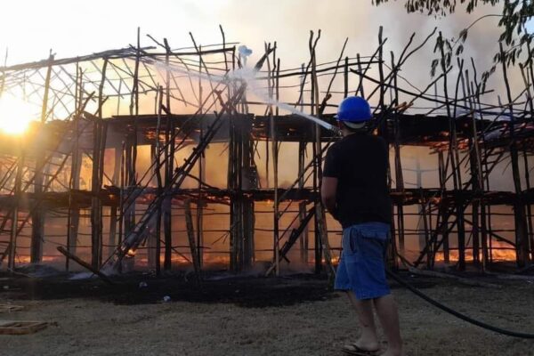 VORAZ INCENDIO CONSUME RUEDO DE LAS CORRIDAS DE TOROS EN PANABÁ