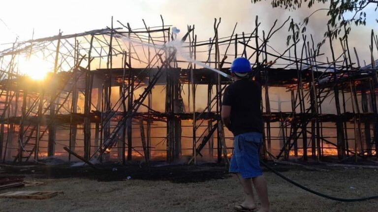 VORAZ INCENDIO CONSUME RUEDO DE LAS CORRIDAS DE TOROS EN PANABÁ