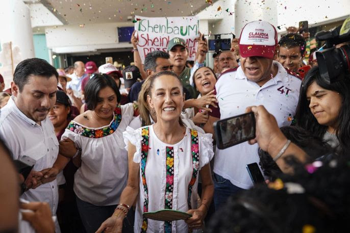 ENTRE PORRAS Y AL RITMO DE LOS TRADICIONALES TAMBORILEROS DE TABASCO RECIBEN A CLAUDIA SHEINBAUM EN VILLAHERMOSA