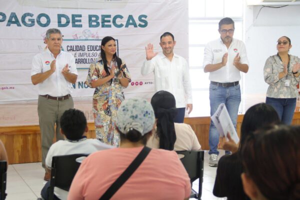 EN TOTAL COMPROMISO CON LA EDUCACIÓN ENTREGAN BECAS A ALUMNOS DE PRIMARIA EN CANCÚN