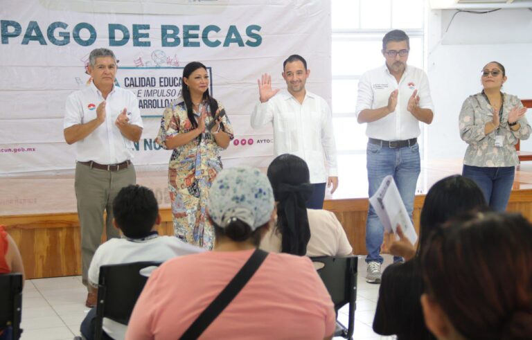 EN TOTAL COMPROMISO CON LA EDUCACIÓN ENTREGAN BECAS A ALUMNOS DE PRIMARIA EN CANCÚN