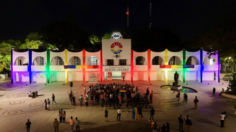 REALIZAN ENCENDIDO DE LUCES DEL ORGULLO EN PALACIO MUNICIPAL DE BJ