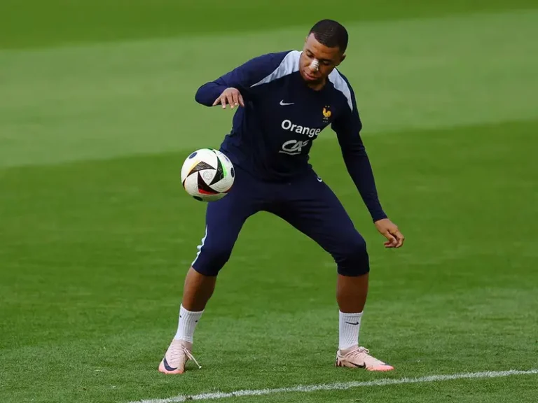 Mbappé entrenó apartado del grupo de Francia