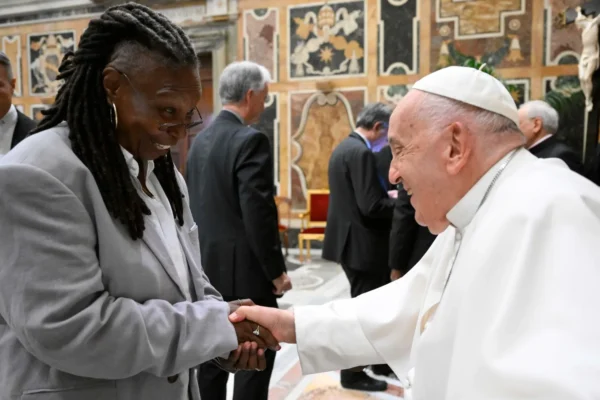 El Papa Francisco recibe a cómicos de todo el mundo cuyo talento “hace sonreír también a Dios”