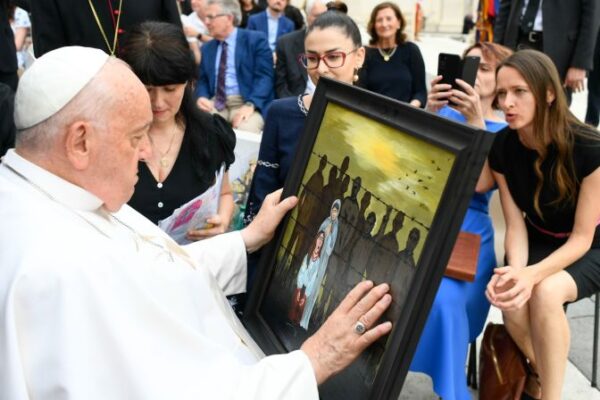 Papa Francisco: Acojamos a los refugiados que llaman a nuestra puerta