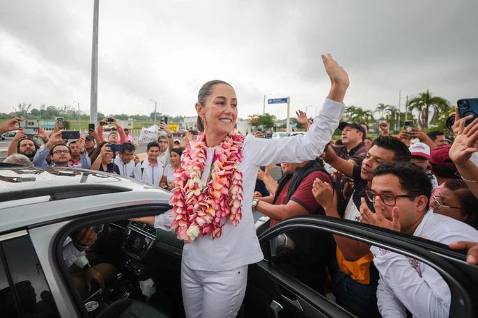 ”EL SURESTE LA RECIBE”: CON MÚSICA, PORRAS Y CON MUCHO ENTUSIASMO RECIBEN A CLAUDIA SHEINBAUM EN VERACRUZ