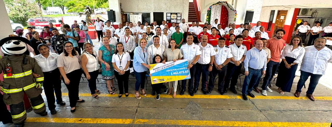 RECONOCE ANA PATY PERALTA HEROÍSMO DEL CUERPO DE BOMBEROS