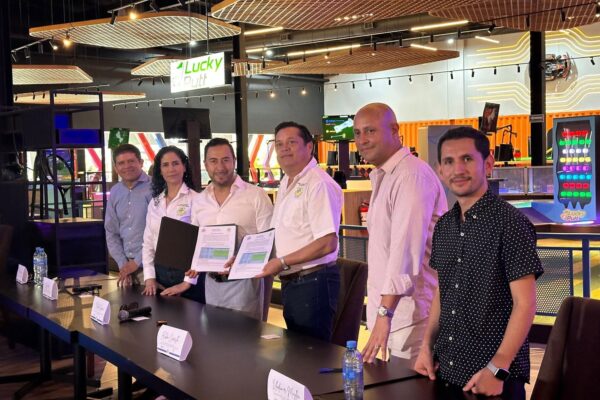 FIRMAN CONVENIO DE COLABORACIÓN GO OUTLET RIVIERA MAYA, EL CENTRO DE ENTRETENIMIENTO INTRÉPOLI CON EL SINDICATO DE TAXISTAS DE CANCÚN “ANDRES QUINTANA ROO”