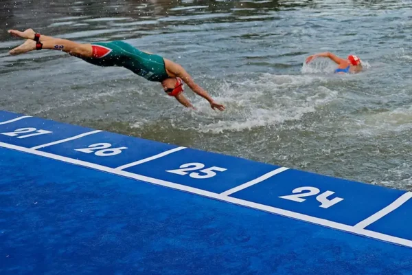 Polémica en el triatlón femenil; atletas sacaron ventaja