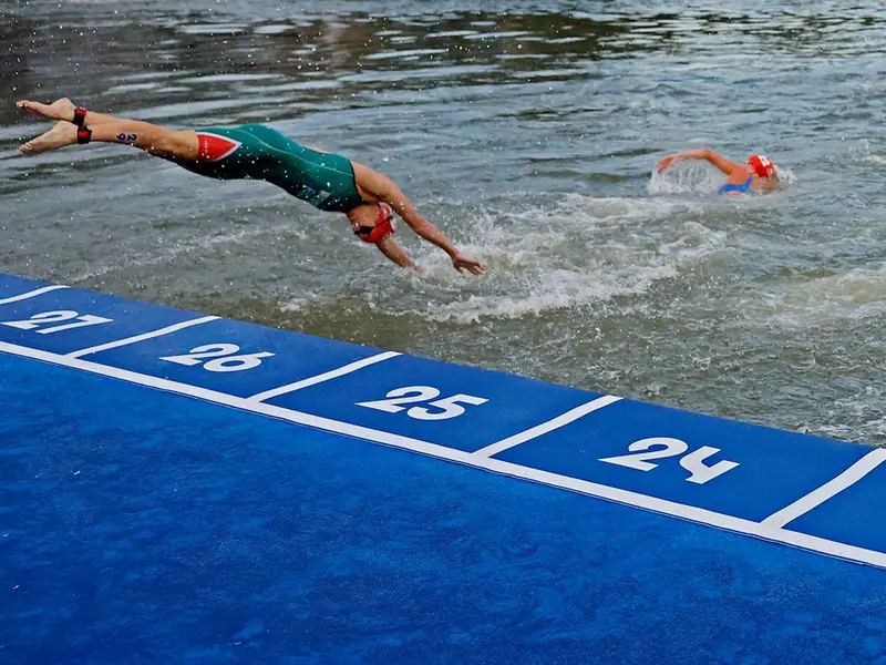 Polémica en el triatlón femenil; atletas sacaron ventaja