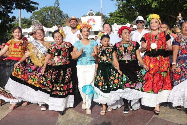 ANA PATY PERALTA CELEBRA CON CANCUNENSES ÚLTIMO DÍA DE LA GUELAGUETZA 2024