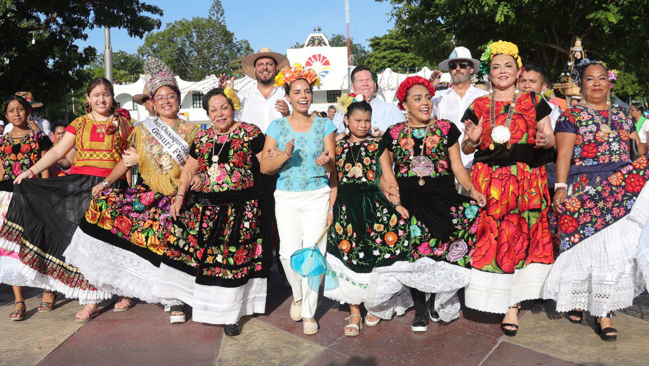 ANA PATY PERALTA CELEBRA CON CANCUNENSES ÚLTIMO DÍA DE LA GUELAGUETZA 2024