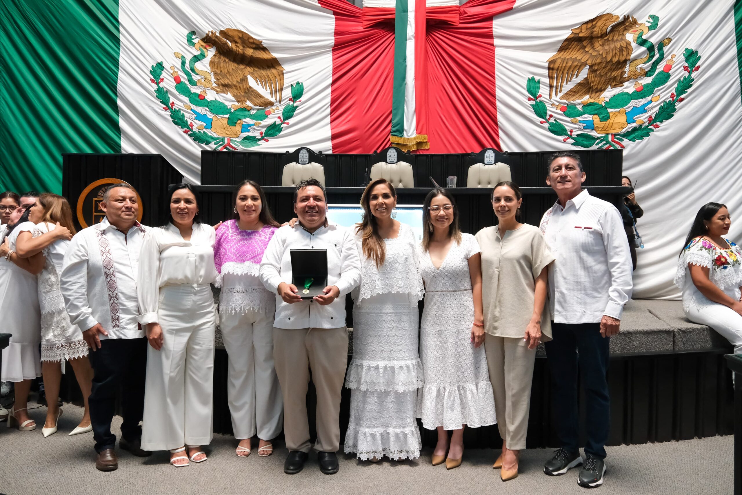 ATESTIGUA ANA PATY PERALTA ENTREGA DE MEDALLA AL MÉRITO INDÍGENA MAYA “CECILIO CHI”