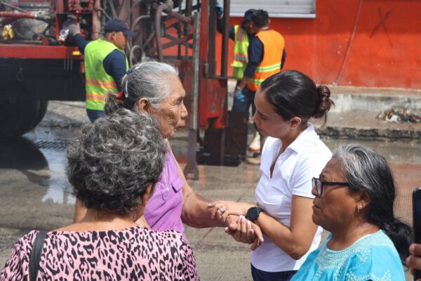 REFUERZA ANA PATY PERALTA LABORES DE LIMPIEZA ANTE LLUVIAS