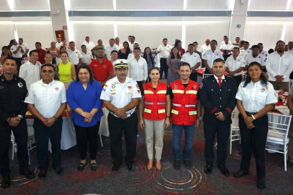 DESTACA ANA PATY PERALTA A BOMBEROS COMO HÉROES Y HEROÍNAS DE CANCÚN