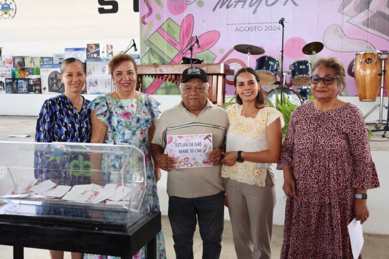 CELEBRA ANA PATY PERALTA A JUBILADOS Y PENSIONADOS DEL AYUNTAMIENTO DE BJ