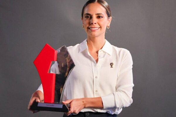 ANA PATY PERALTA RECIBE PREMIO NACIONAL POR PROGRAMA PARA REGULARIZAR Y LLEVAR SERVICIOS A COLONIAS