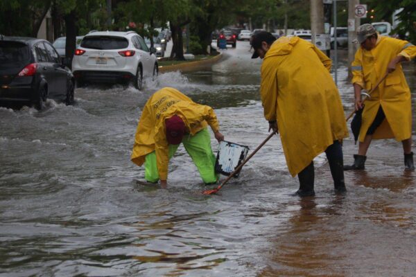 ATIENDEN SERVICIOS PÚBLICOS DE CANCÚN AFECTACIONES POR LLUVIAS