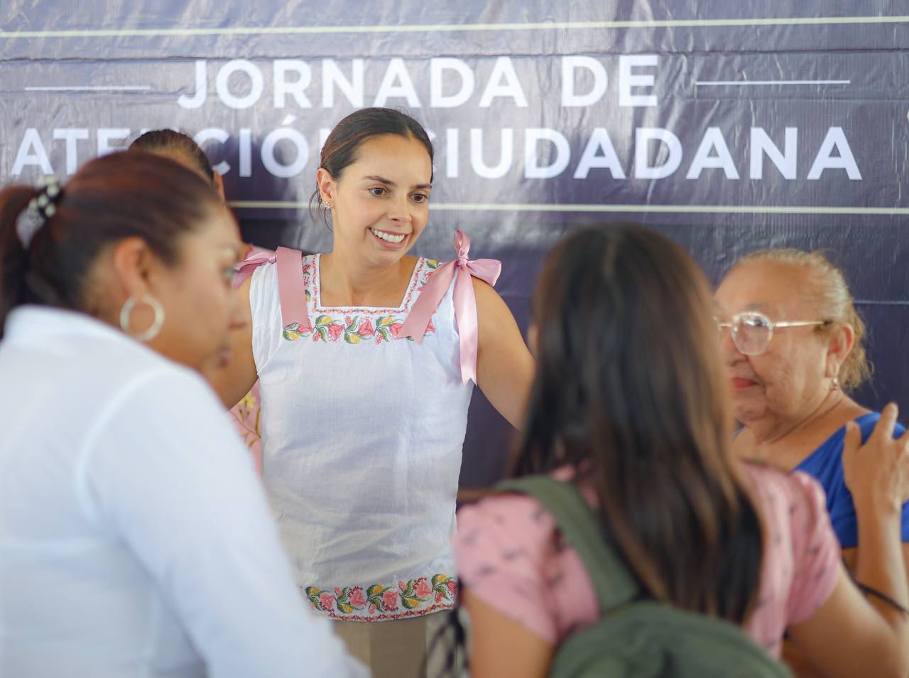 CERCANA A LA GENTE, ANA PATY PERALTA ATIENDE A LOS CANCUNENSES