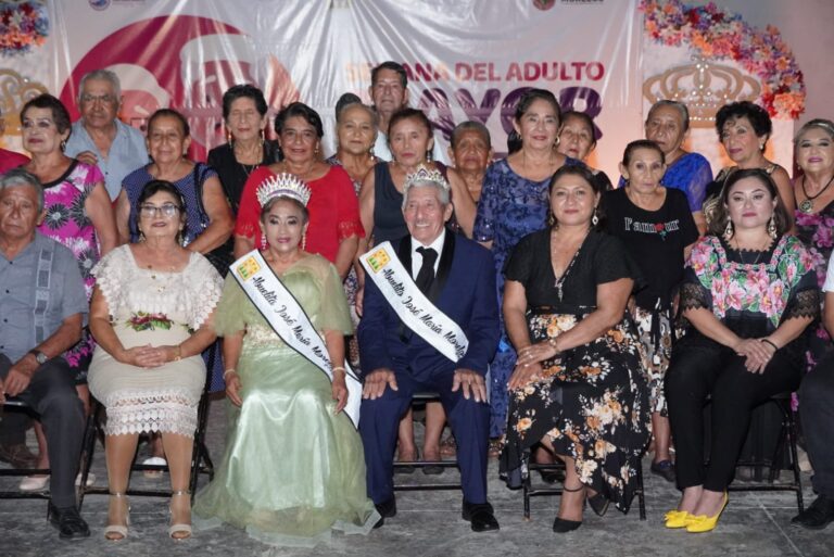 Erik Borges y el DIF celebran con noche cultural el día del adulto mayor.