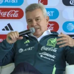 Javier Aguirre visita el campamento de Chivas