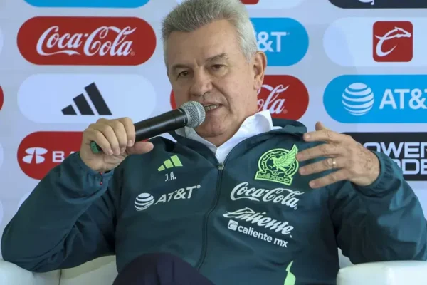 Javier Aguirre visita el campamento de Chivas