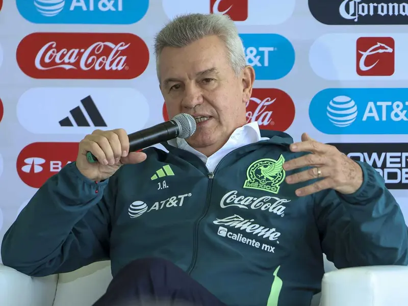 Javier Aguirre visita el campamento de Chivas