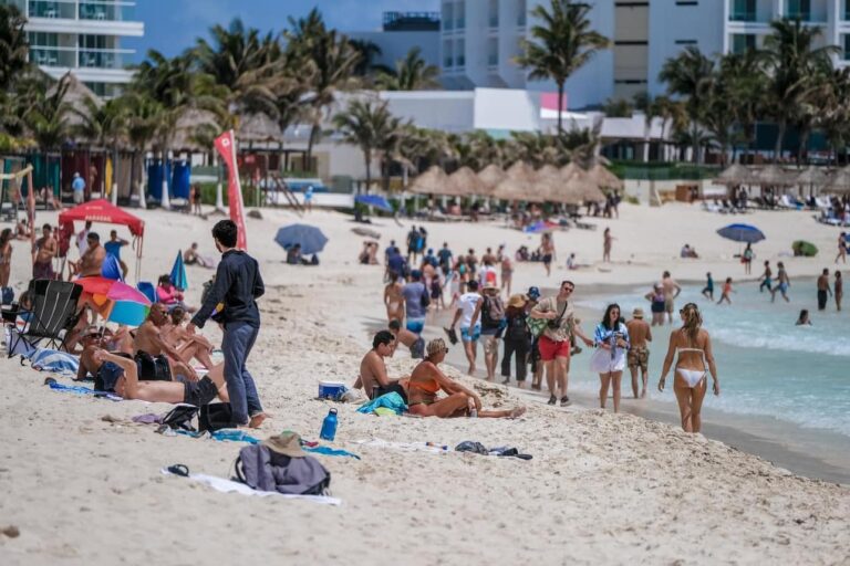 REFRENDA QUINTANA ROO SU LIDERAZGO COMO DESTINO VACACIONAL CON EL ARRIBO DE MILES DE TURISTAS