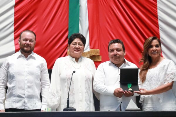 Galardonan a Wildernain Villegas con medalla al Mérito Indígena Maya “Cecilio Chi”.