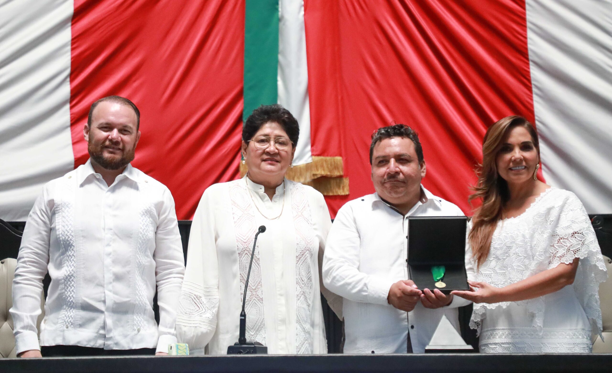 Galardonan a Wildernain Villegas con medalla al Mérito Indígena Maya “Cecilio Chi”.