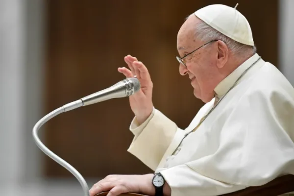 Papa Francisco: ¿Qué pasaría si rezáramos más y murmuráramos menos?