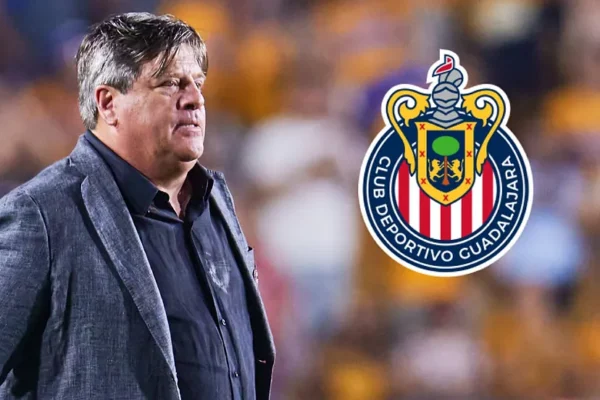 'Piojo' Herrera alza la mano para dirigir a Chivas