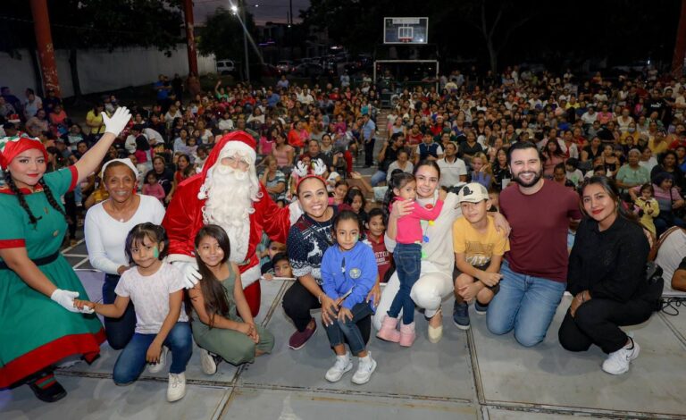 COMPARTE ANA PATY PERALTA MAGIA DE LA NAVIDAD CON LAS FAMILIAS CANCUNENSES